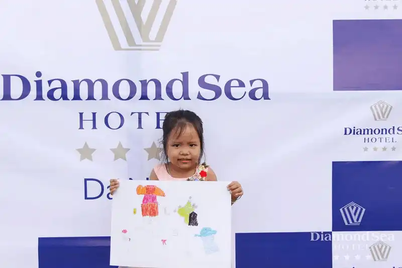 Các em nhỏ hào hứng tham gia cuộc thi vẽ tranh tại khách sạn Diamond Sea 17 wanderlust tips cac em nho hao hung tham gia cuoc thi ve tranh tai khach san diamond sea 11