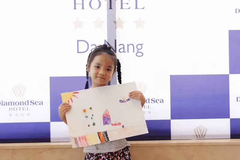 Các em nhỏ hào hứng tham gia cuộc thi vẽ tranh tại khách sạn Diamond Sea 16 wanderlust tips cac em nho hao hung tham gia cuoc thi ve tranh tai khach san diamond sea 12