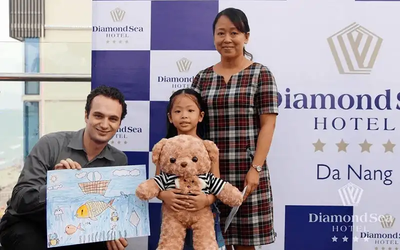 Các em nhỏ hào hứng tham gia cuộc thi vẽ tranh tại khách sạn Diamond Sea 7 wanderlust tips cac em nho hao hung tham gia cuoc thi ve tranh tai khach san diamond sea 13