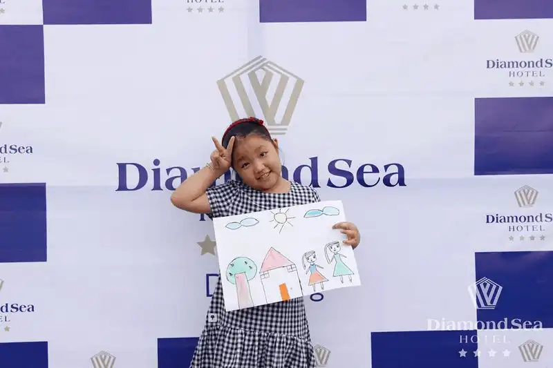 Các em nhỏ hào hứng tham gia cuộc thi vẽ tranh tại khách sạn Diamond Sea 15 wanderlust tips cac em nho hao hung tham gia cuoc thi ve tranh tai khach san diamond sea 14