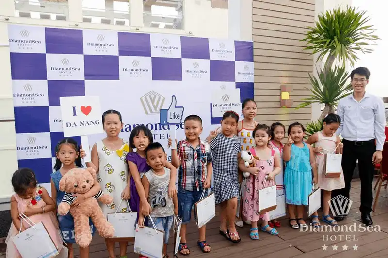 Các em nhỏ hào hứng tham gia cuộc thi vẽ tranh tại khách sạn Diamond Sea 8 wanderlust tips cac em nho hao hung tham gia cuoc thi ve tranh tai khach san diamond sea 15