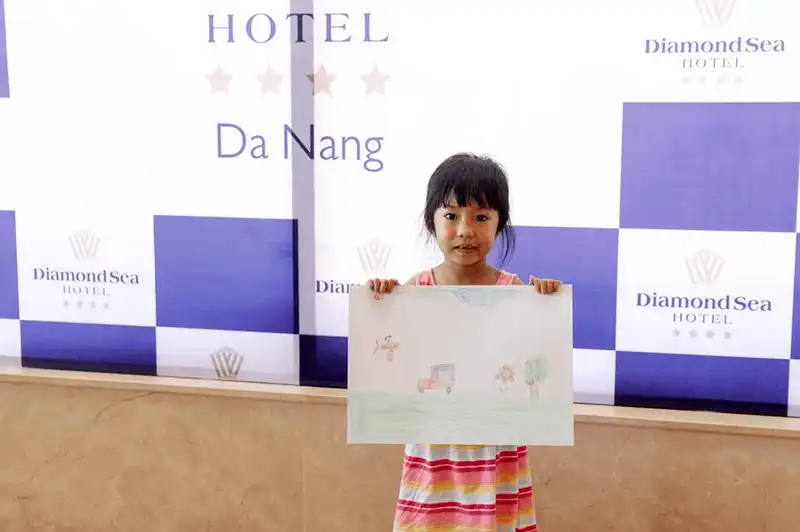 Các em nhỏ hào hứng tham gia cuộc thi vẽ tranh tại khách sạn Diamond Sea 14 wanderlust tips cac em nho hao hung tham gia cuoc thi ve tranh tai khach san diamond sea 16