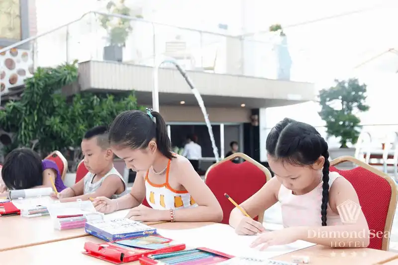 Các em nhỏ hào hứng tham gia cuộc thi vẽ tranh tại khách sạn Diamond Sea 5 wanderlust tips cac em nho hao hung tham gia cuoc thi ve tranh tai khach san diamond sea 17