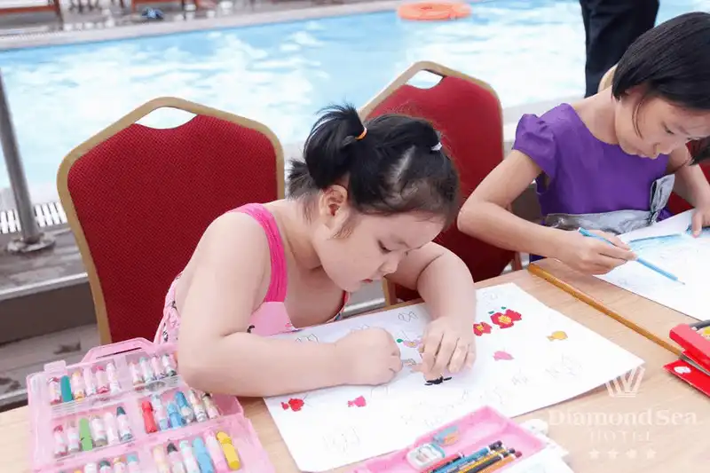 Các em nhỏ hào hứng tham gia cuộc thi vẽ tranh tại khách sạn Diamond Sea 6 wanderlust tips cac em nho hao hung tham gia cuoc thi ve tranh tai khach san diamond sea 18