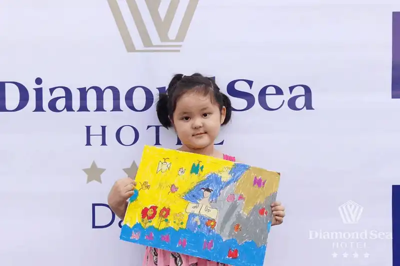 Các em nhỏ hào hứng tham gia cuộc thi vẽ tranh tại khách sạn Diamond Sea 25 wanderlust tips cac em nho hao hung tham gia cuoc thi ve tranh tai khach san diamond sea 2