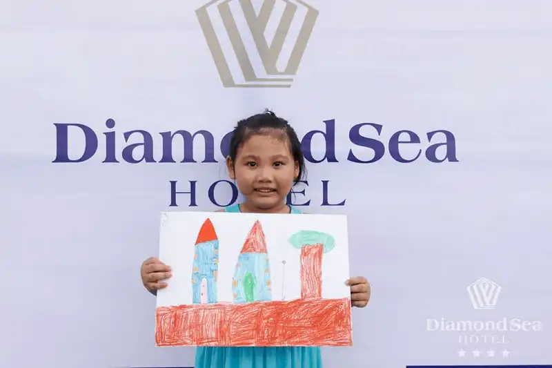 Các em nhỏ hào hứng tham gia cuộc thi vẽ tranh tại khách sạn Diamond Sea 12 wanderlust tips cac em nho hao hung tham gia cuoc thi ve tranh tai khach san diamond sea 20