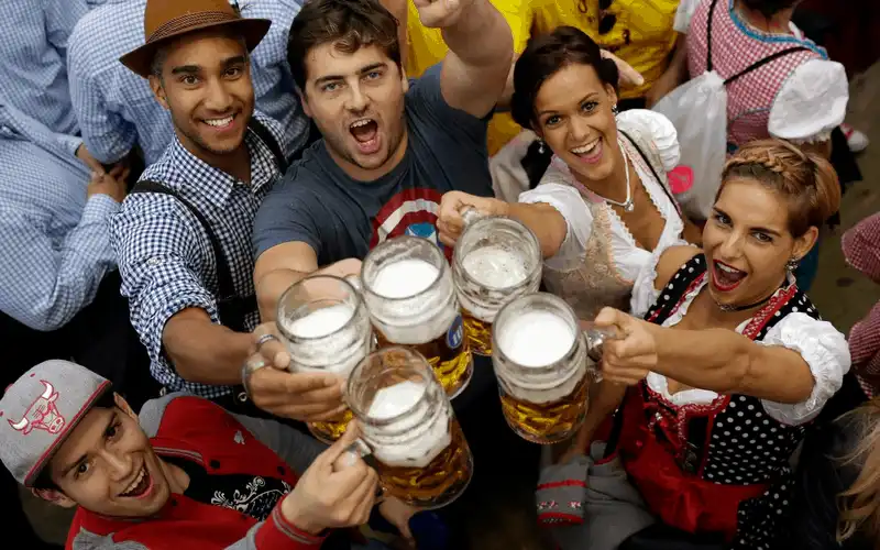 wanderlust tips khong khi soi dong tai le hoi bia oktoberfest 2017 2