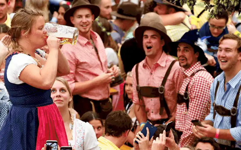 wanderlust tips khong khi soi dong tai le hoi bia oktoberfest 2017 9