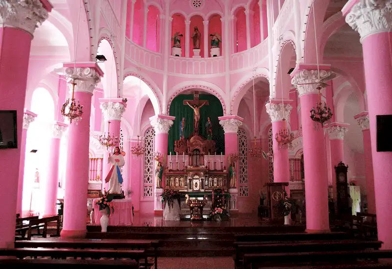 wanderlust tips nha tho mau hong ruc ro noi bat giua long sai gon 6