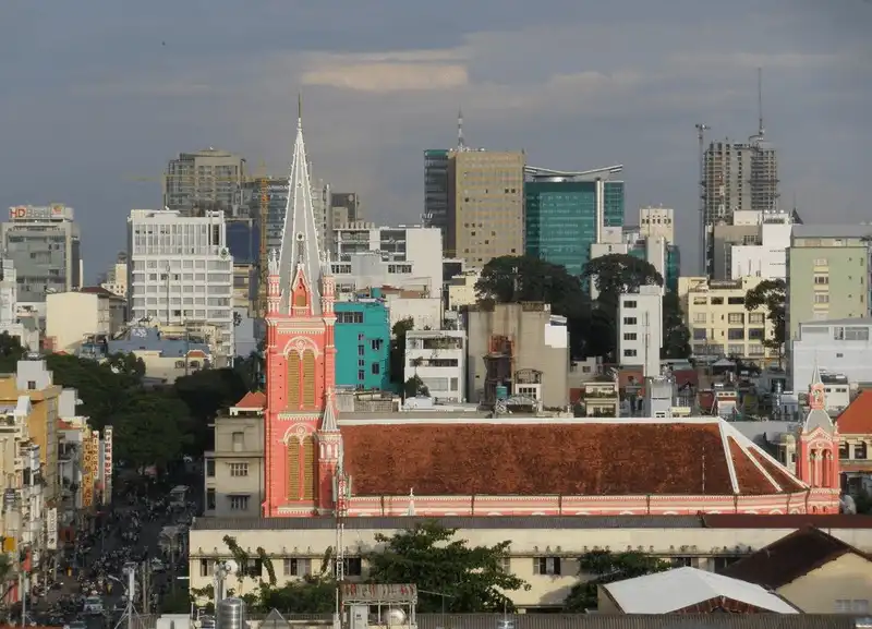 wanderlust tips nha tho mau hong ruc ro noi bat giua long sai gon 9