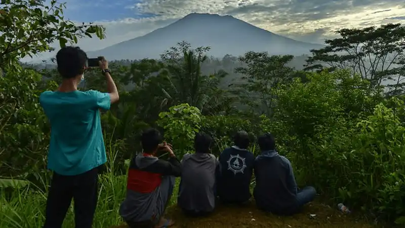 Núi lửa Agung ở Bali phun trào vì du khách "làm chuyện ấy" trên đỉnh núi? 6 wanderlust tips nui lua agung phun trao vi du khach sex tren dinh nui thieng 3