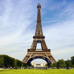 wanderlust tips phap boc kinh chong dan quanh thap eiffel de chong khung bo 1