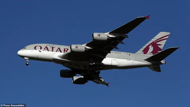 wanderlust tips qatar airways cung cap giuong doi tren khoang hang thuong gia 4