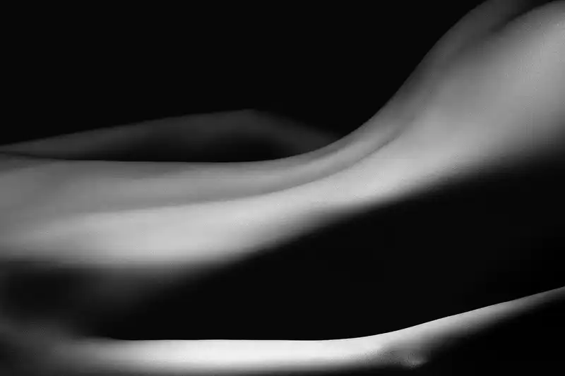 Ấn tượng triển lãm ảnh khỏa thân đầu tiên ở Việt Nam 7 wanderlust tips tuong trien lam anh khoa dau tien o viet nam 3