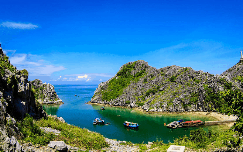Đảo đá Long Châu kỳ vĩ giữa muôn trùng biển khơi 5 wanderlust tips dao da long chau ky vi giua muon trung bien khoi 0