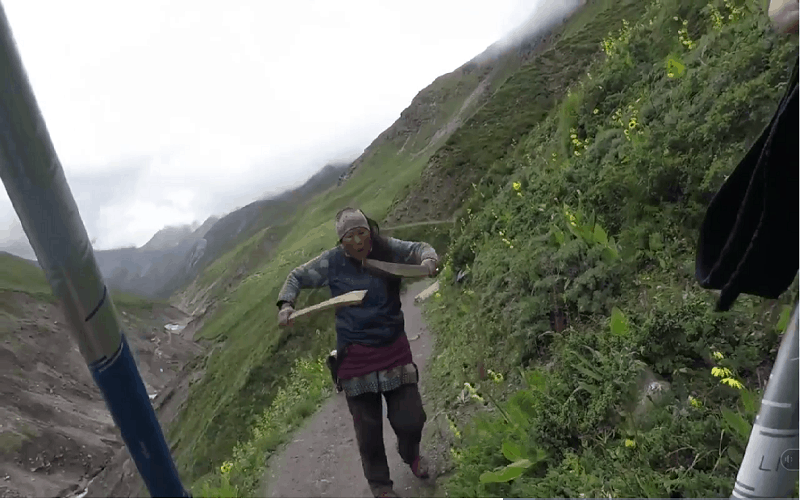 Du khách Anh bị chủ tiệm trà ở Nepal đuổi đánh vì mặc cả tiền trà 5 wanderlust tips du khach anh bo chay thuc mang vi bi chu tiem tra o nepal duoi danh 1