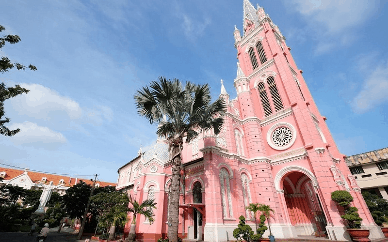 wanderlust tips nha tho mau hong ruc ro noi bat giua long sai gon 12