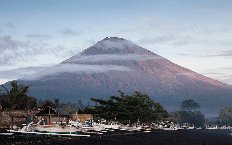 Núi lửa Agung ở Bali phun trào vì du khách “làm chuyện ấy” trên đỉnh núi?