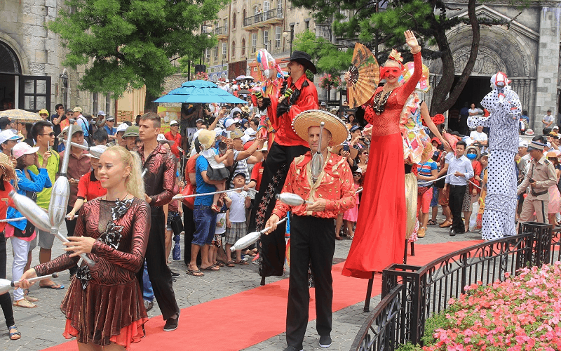Trình diễn carnival sôi động trên phố đi bộ Hồ Gươm dịp cuối tuần