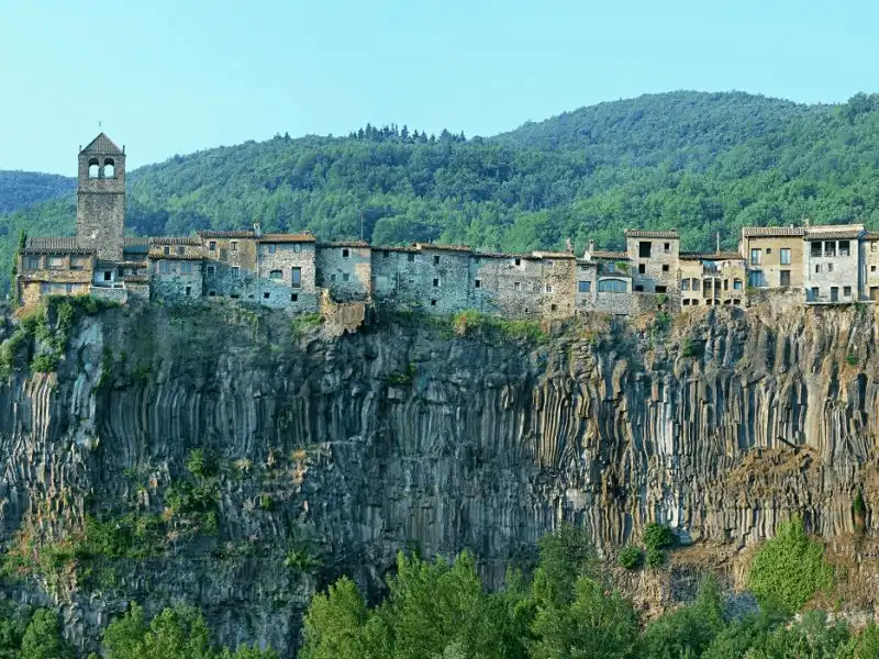 wanderlust tips choang vang voi 8 dia diem nguy hiem ma van co nguoi sinh song 1