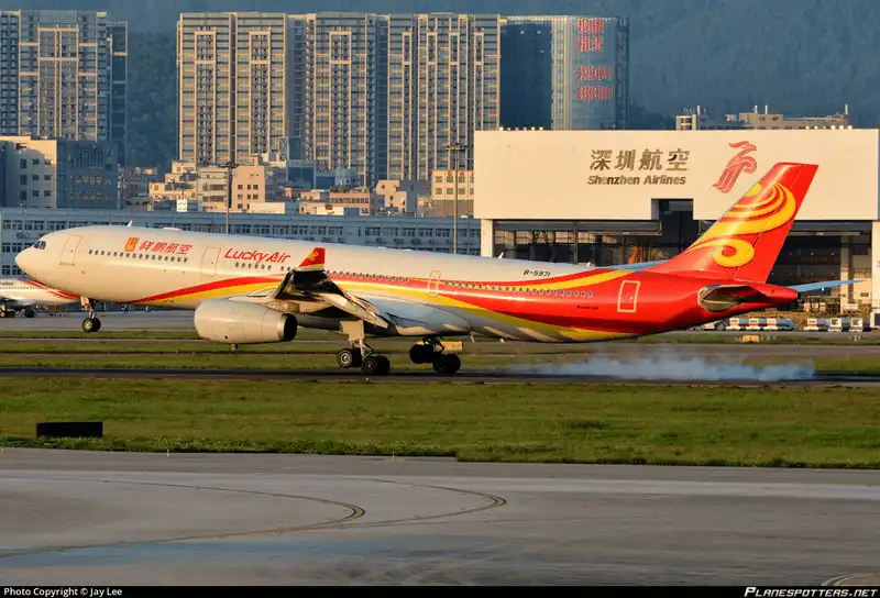 Cụ bà ném tiền xu vào động cơ để cầu máy bay không có gián 5 wanderlust tips cu ba nem tien xu vao dong co de cau may bay khong co gian 3