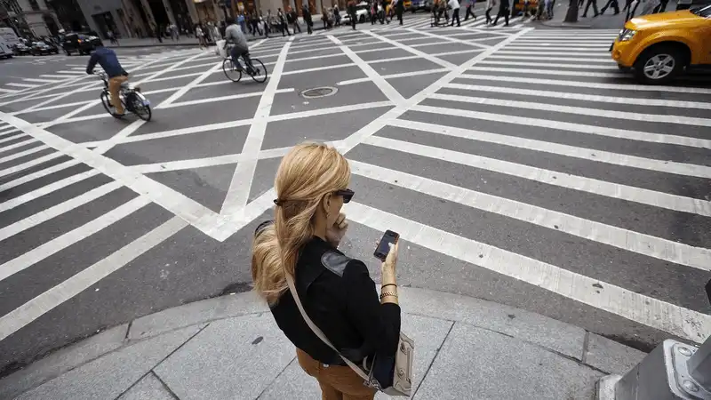 Du khách sẽ bị phạt tới 99USD nếu nhắn tin khi đang đi bộ 6 wanderlust tips du khach se bi phat toi 99usd neu nhan tin khi dang di bo 2