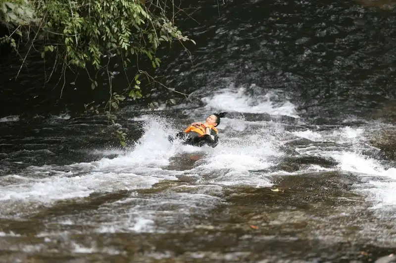 Phấn khích trải nghiệm trượt thác Tà Ngào thẳng đứng 6 wanderlust tips phan khich trai nghiem truot thac ta ngao thang dung 2