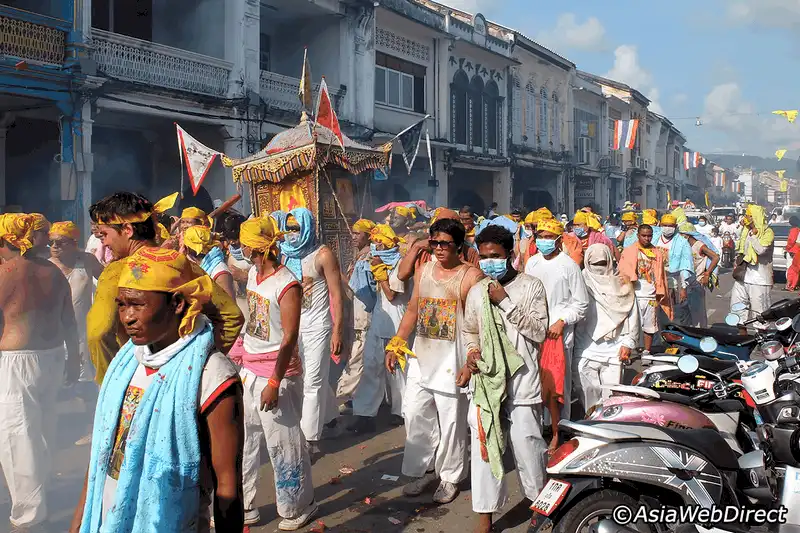 wanderlust tips rung minh voi le hoi chay tan bao o thai lan 12