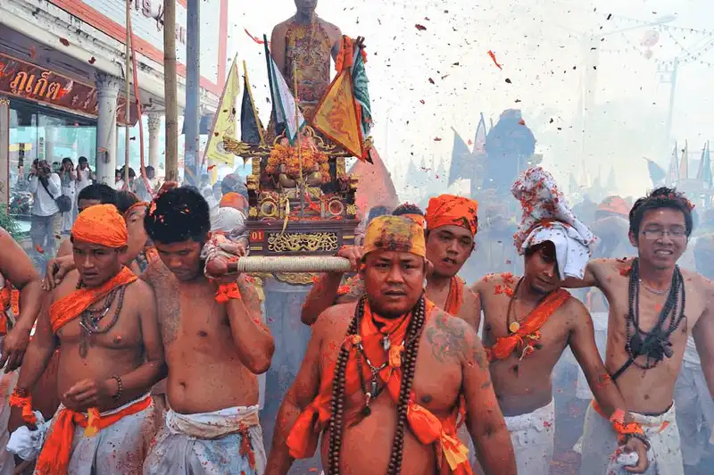 wanderlust tips rung minh voi le hoi chay tan bao o thai lan 2