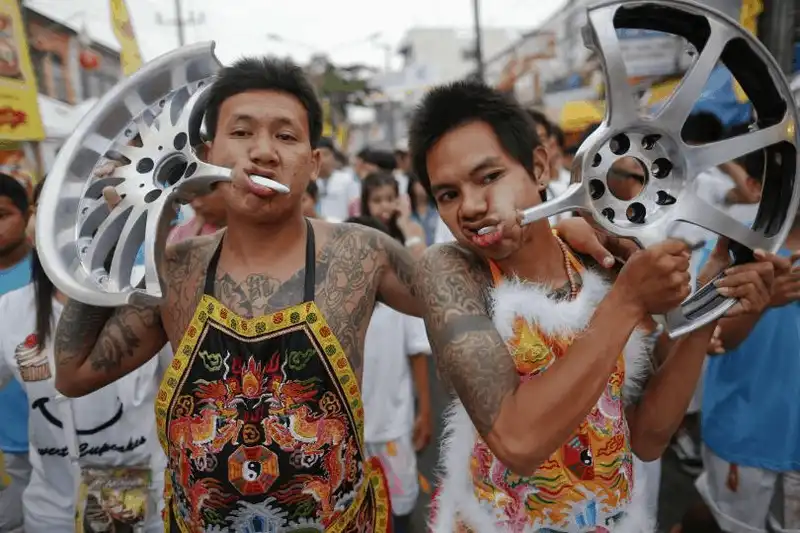 wanderlust tips rung minh voi le hoi chay tan bao o thai lan 4