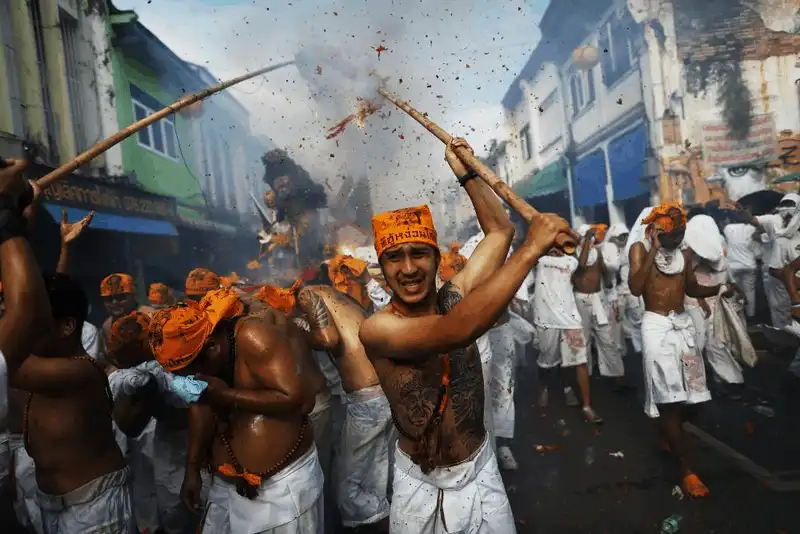 wanderlust tips rung minh voi le hoi chay tan bao o thai lan 5