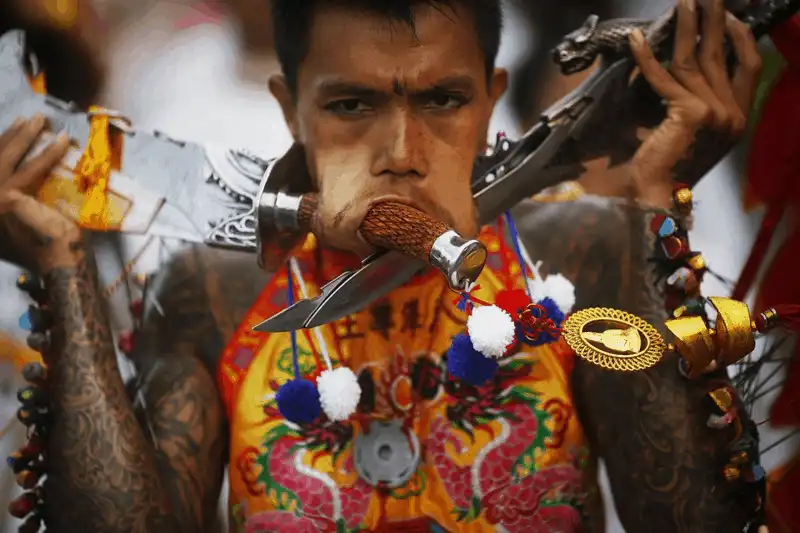 wanderlust tips rung minh voi le hoi chay tan bao o thai lan 6