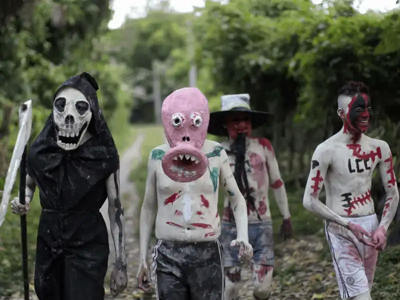 Rùng rợn những lễ hội người chết trên khắp thế giới 10 wanderlust tips rung ron nhung le hoi nguoi chet tren khap the gioi 6