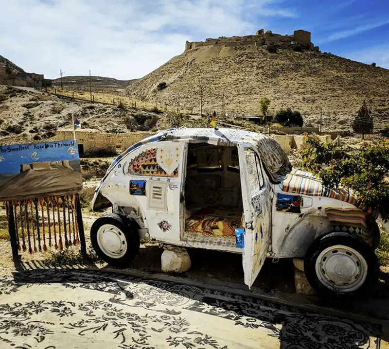 Thú vị khách sạn nhỏ nhất thế giới trong chiếc Vokswagen Beetle 7 wanderlust tips thu vi khach san nho nhat the gioi trong chiec vokswagen beetle 1