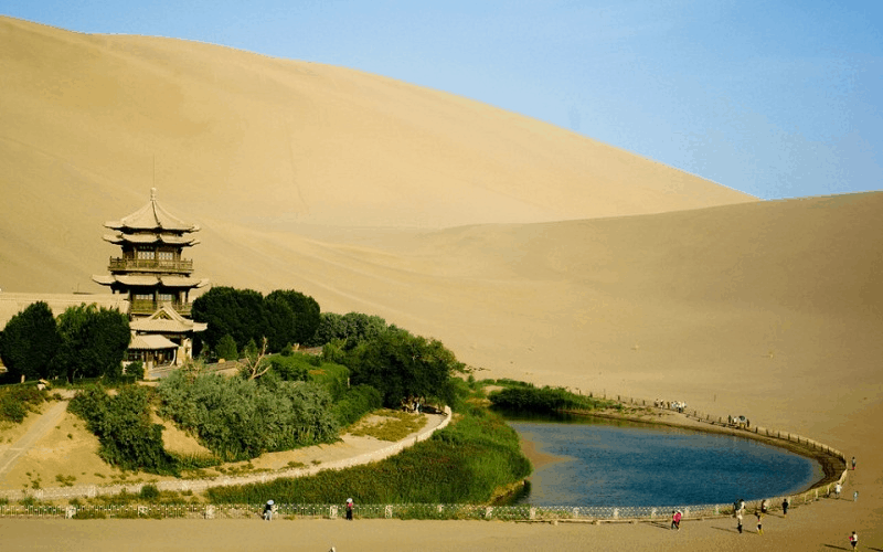 wanderlust tips nguyet nha tuyen ho nuoc hinh mat trang giua sa mac kho can 1