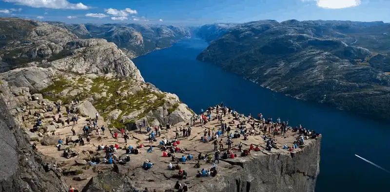 wanderlust tips du lich den 10 quoc gia hanh phuc nhat gioi 5