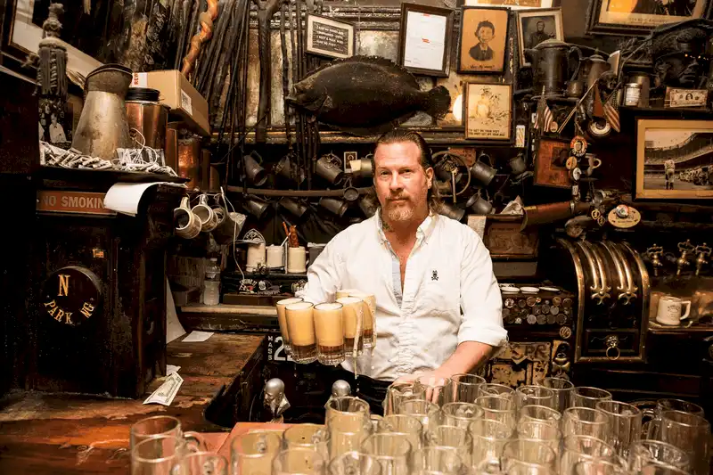 wanderlust tips quan bar noi tieng chi phuc vu 2 loai bia va khong tiep khach nu 1