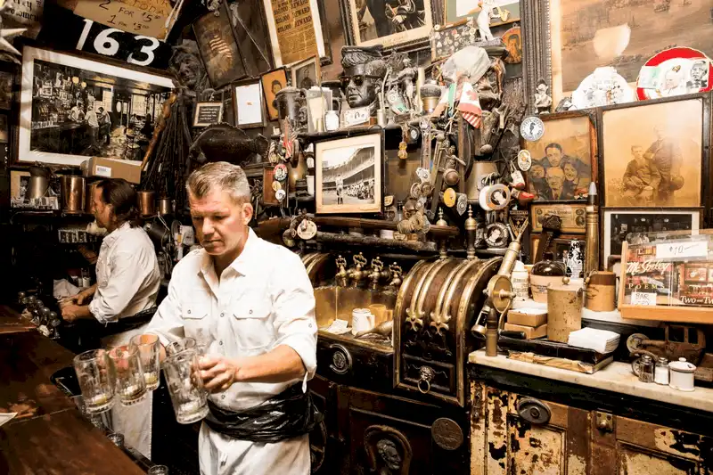 wanderlust tips quan bar noi tieng chi phuc vu 2 loai bia va khong tiep khach nu 11