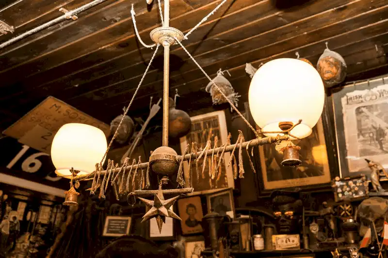 wanderlust tips quan bar noi tieng chi phuc vu 2 loai bia va khong tiep khach nu 13