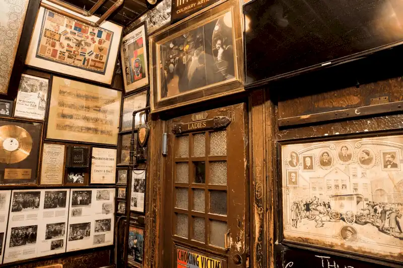 wanderlust tips quan bar noi tieng chi phuc vu 2 loai bia va khong tiep khach nu 14