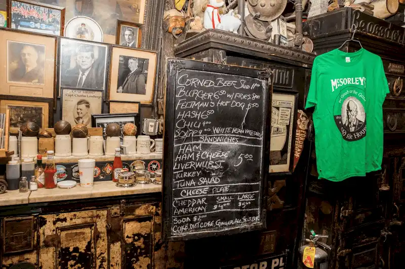 wanderlust tips quan bar noi tieng chi phuc vu 2 loai bia va khong tiep khach nu 16