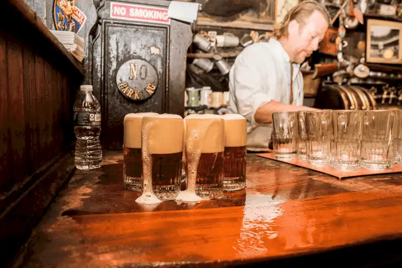 wanderlust tips quan bar noi tieng chi phuc vu 2 loai bia va khong tiep khach nu 17