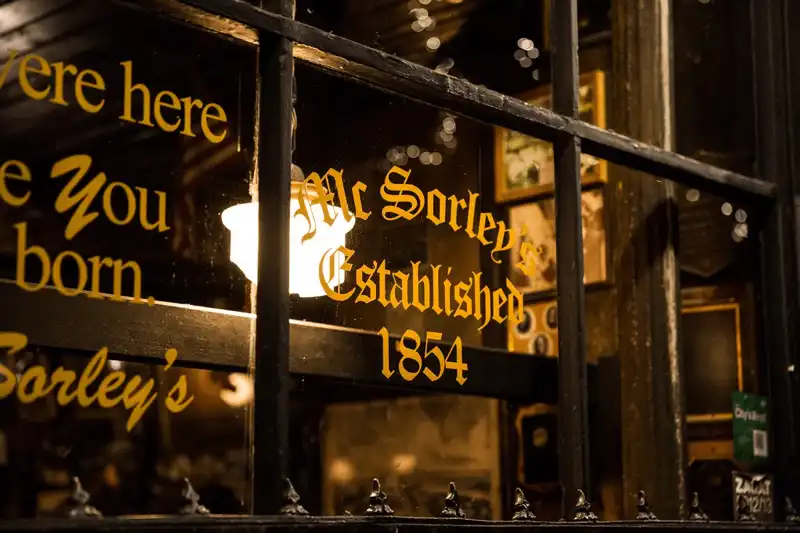 wanderlust tips quan bar noi tieng chi phuc vu 2 loai bia va khong tiep khach nu 3