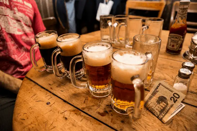 wanderlust tips quan bar noi tieng chi phuc vu 2 loai bia va khong tiep khach nu 4