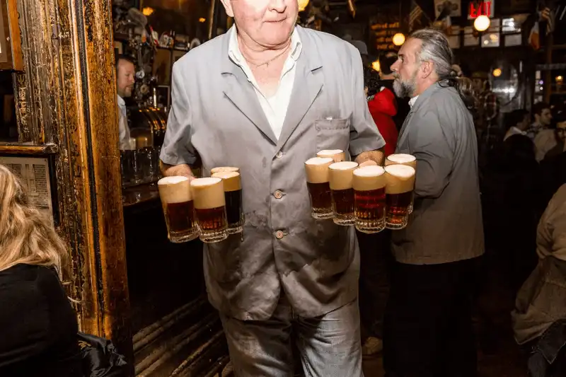 wanderlust tips quan bar noi tieng chi phuc vu 2 loai bia va khong tiep khach nu 5