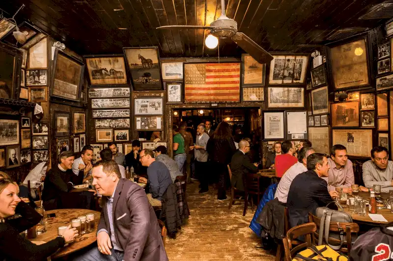 wanderlust tips quan bar noi tieng chi phuc vu 2 loai bia va khong tiep khach nu 6