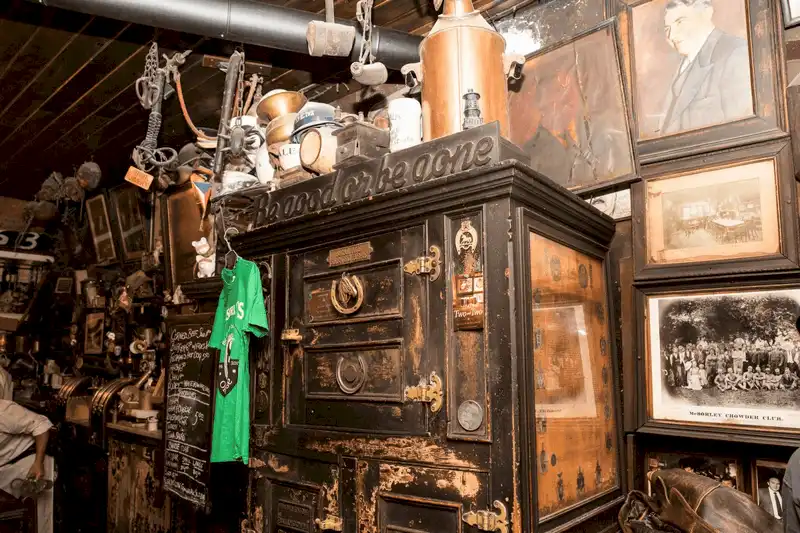 wanderlust tips quan bar noi tieng chi phuc vu 2 loai bia va khong tiep khach nu 8