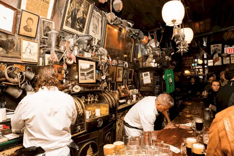 wanderlust tips quan bar noi tieng chi phuc vu 2 loai bia va khong tiep khach nu 9