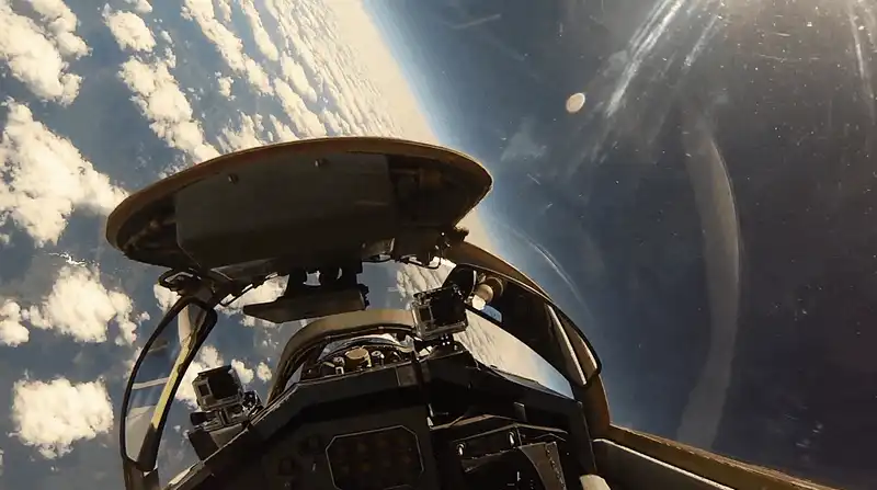 wanderlust tips tour du lich cho khach lai may bay chien dau voi van toc sieu thanh 1