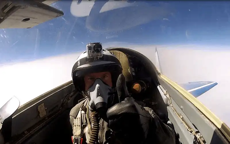 wanderlust tips tour du lich cho khach lai may bay chien dau voi van toc sieu thanh 2